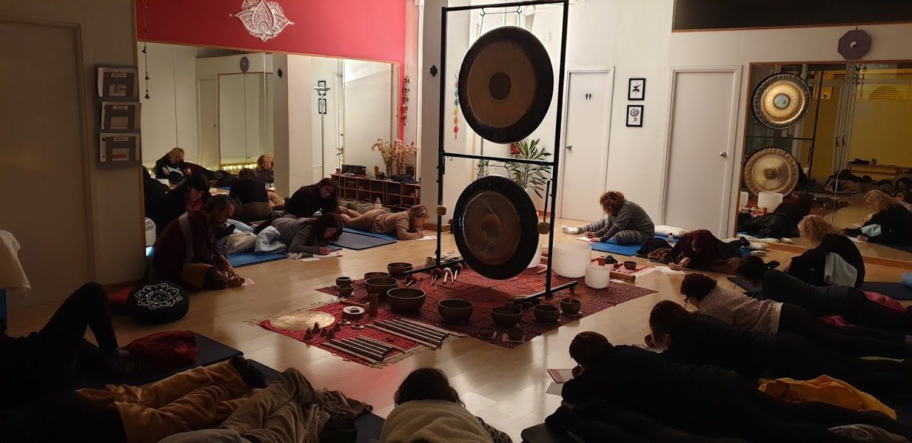 Clase de meditación con gong
