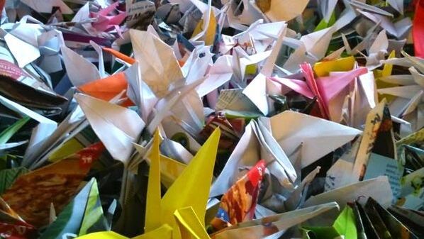 Pila de origamis de todos los colores